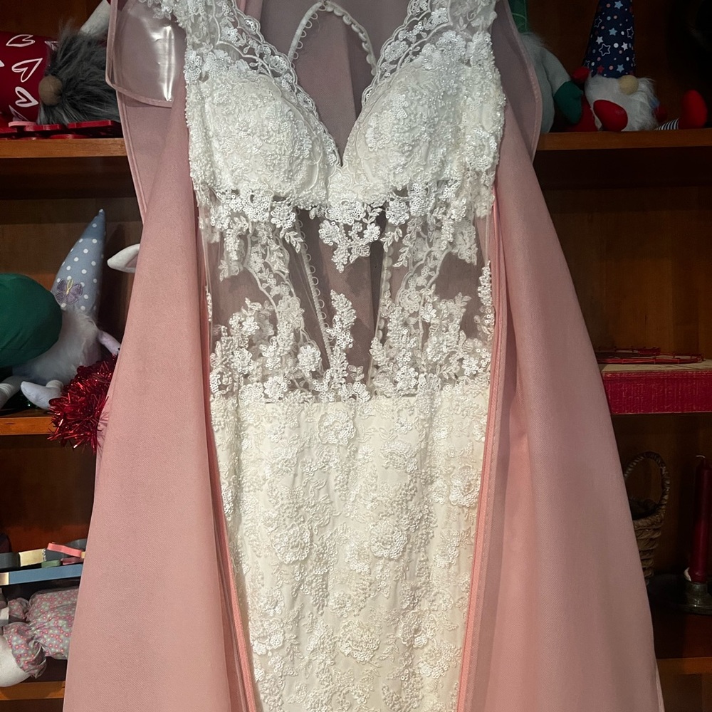 NEVER WORN OR ALTERED- Elegant Lace Wedding Dress in White